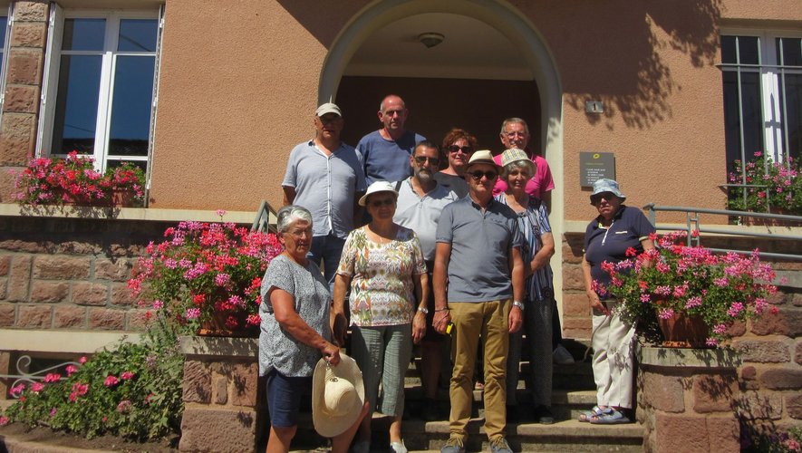 Visite des villages de la commune pour découvrir le travail réalisépar les jardinières bénévoles.