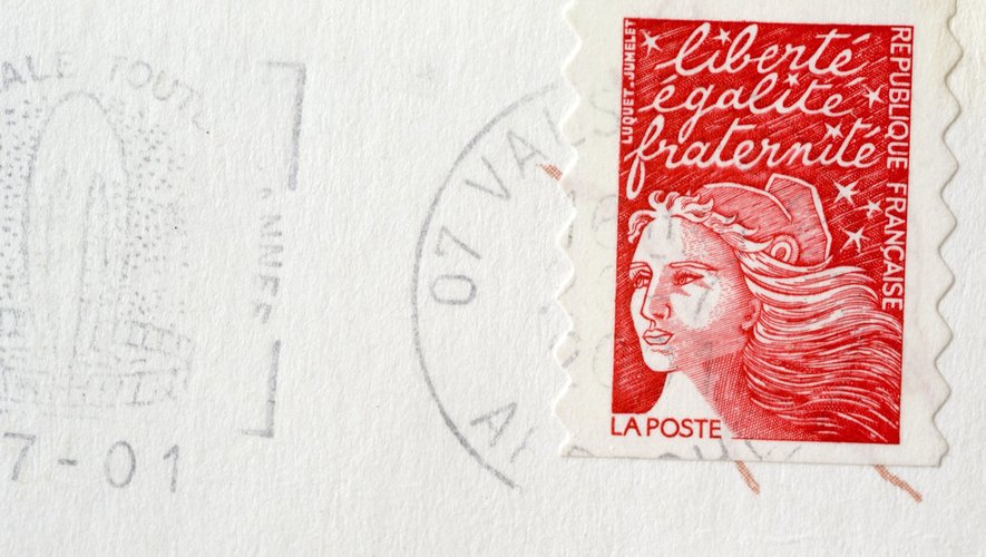 La Poste annonce la suppression de son emblématique timbre rouge - Elle