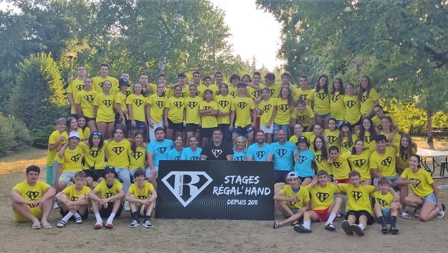 Chaque semaine une soixantaine de jeunes viennent perfectionner leur handball à Espalion.