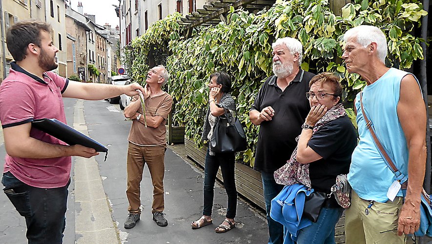 Clément Carsac a vivement intéressé son public lors  de la visite guidée de la ville.
