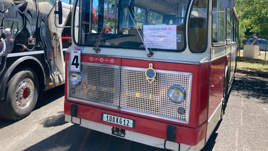 Les vieux Ruthénois se souviennent sûrement de ce bus urbain de la Satar, un Berliet  PGR70 conservé par le transporteur et collectionneur Gilbert Gineston (du Nayrac) qui faisait lui aussi partie de la fête. 