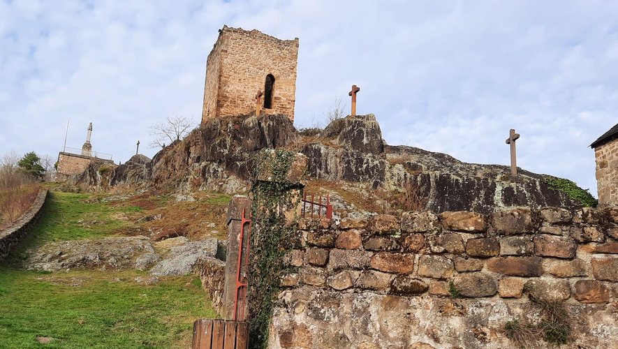 Le site du vieux fort domine la cité aubinoise.