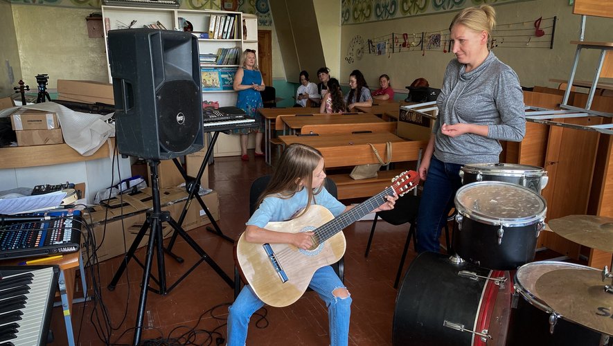 La professeure de guitare Tetiana Kryvocheïenko est également de retour pour donner des cours.