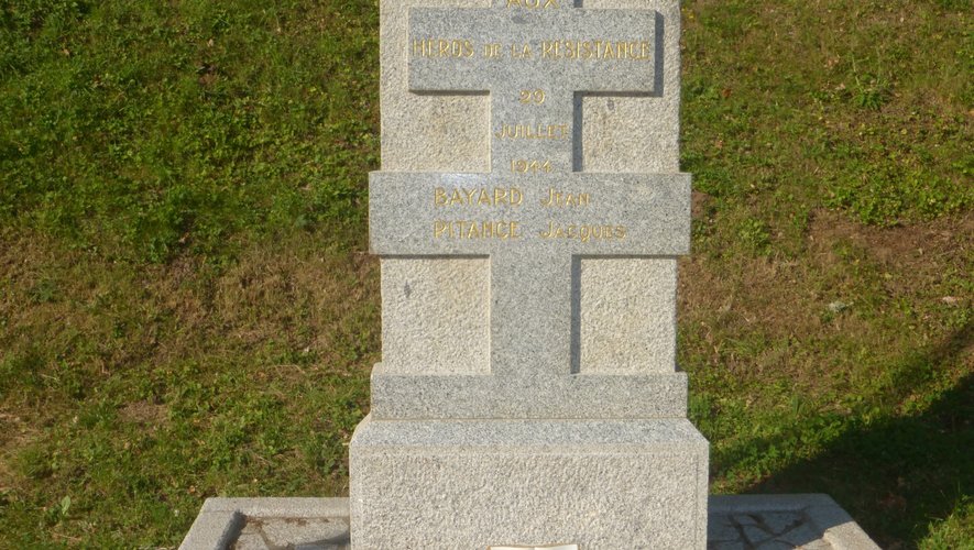 Une stèle à la mémoire  des deux résistants tués.