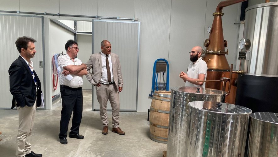 Le sous-préfet attentif à l’explication de la recette de fabrication du whisky.