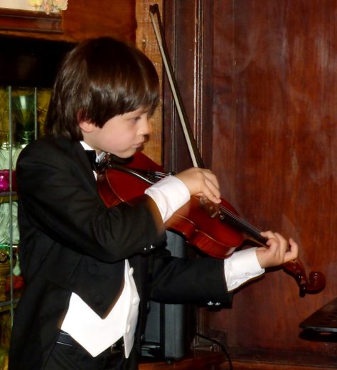 Le jeune artiste et son instrument.