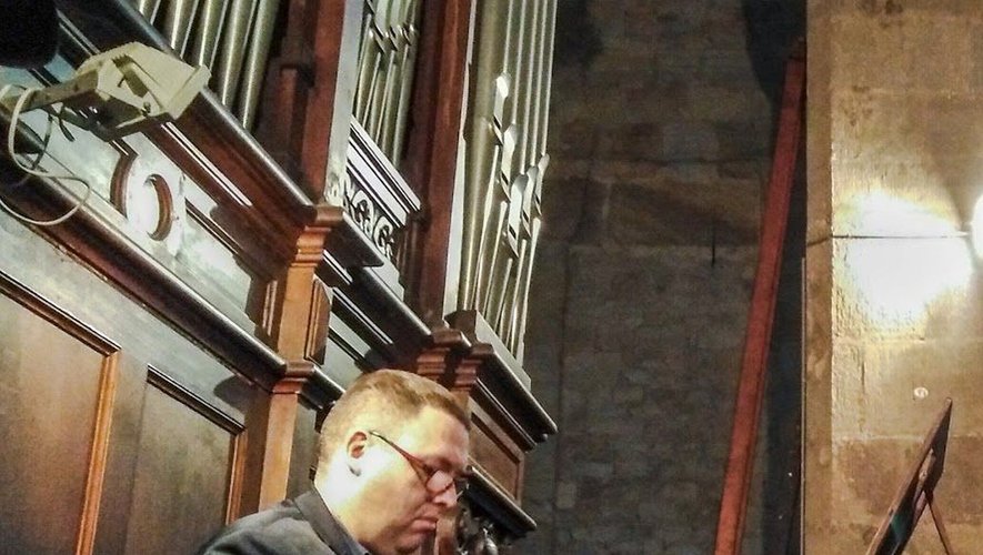 Loïc Randeynes sur l’orgue Cavaillé-Coll lors d’un intermède musical.