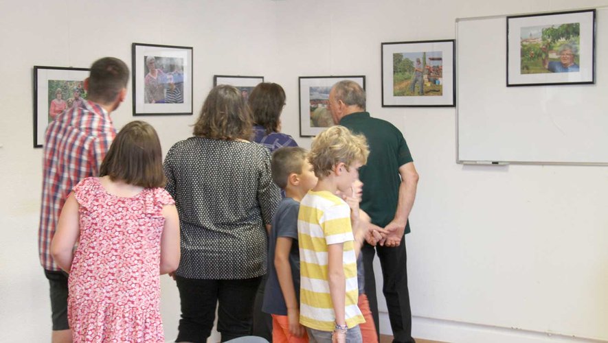 Toutes les générations en visite lors du vernissage de l’expo photos.