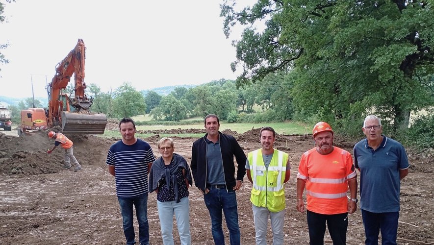 Les élus dont Nicolas Bessière, Bernard Scheuer et l’entreprise Colas sur le chantier.