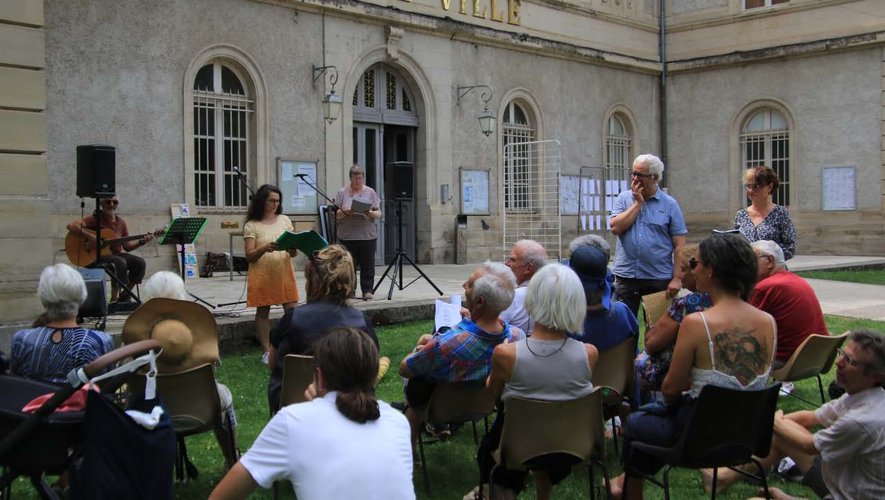 Durant les lectures des poèmes devant la mairie de Villefranche.
