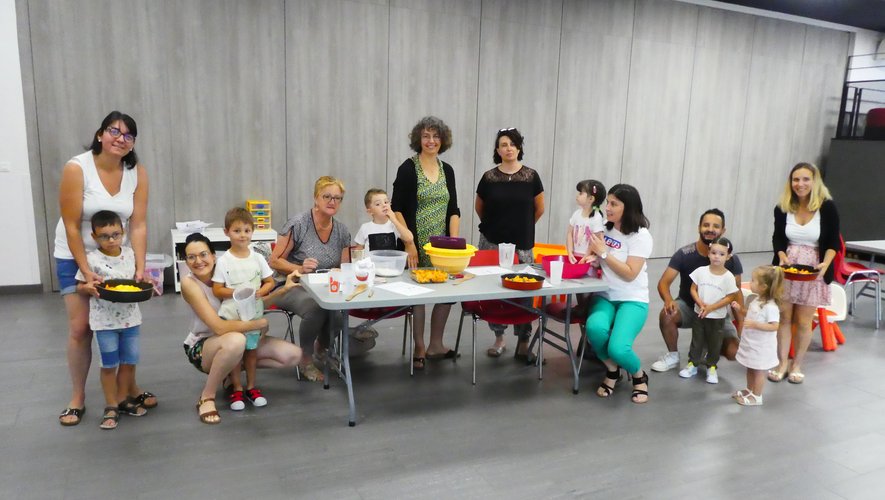 Les participants à cet atelier cuisine aux côté de Valérie et Mélanie.