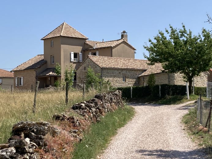 Le promeneur traverse le village de Tiergues et ses belles bâtisses