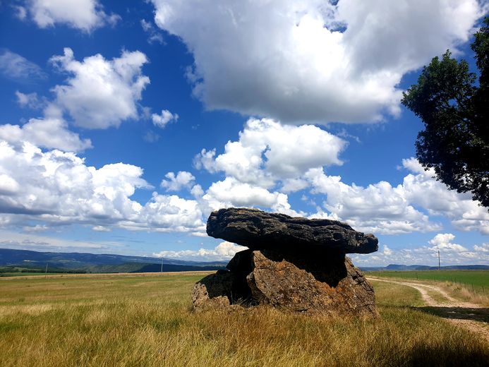 Un petit aller-retour hors du parcours permet d’aller observer le dolmen de Tiergues.