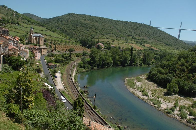 La village de Peyre est construit dans la falaise.