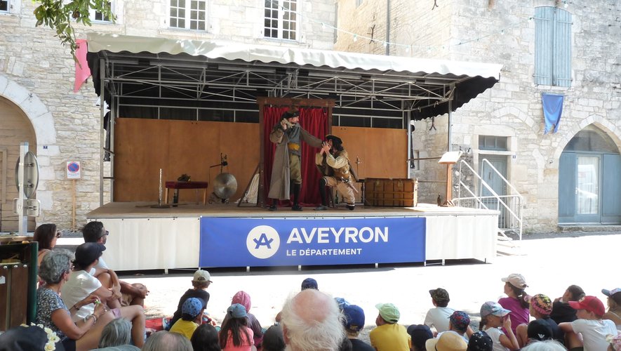La Cie des Bons Fous a ravi le public en traversant les œuvres de Corneille, Marivaux et Molière avec brio.