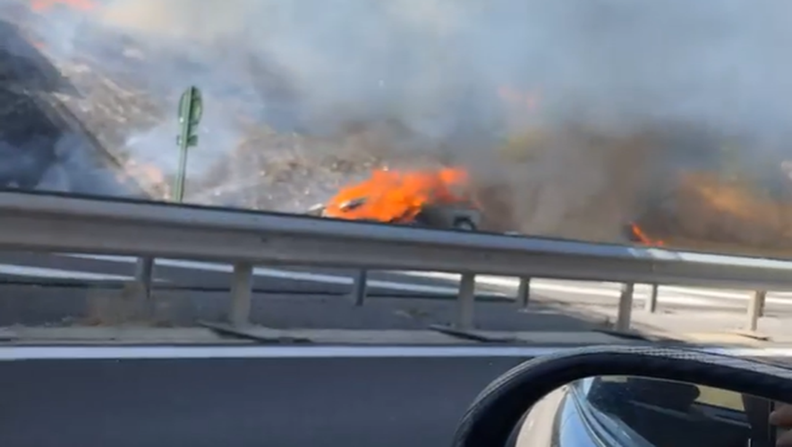 Une voiture a pris feu sur la bande d'arrêt d'urgence de la RN88, au niveau de Sévérac-d'Aveyron, ce dimanche 7 août 2022.