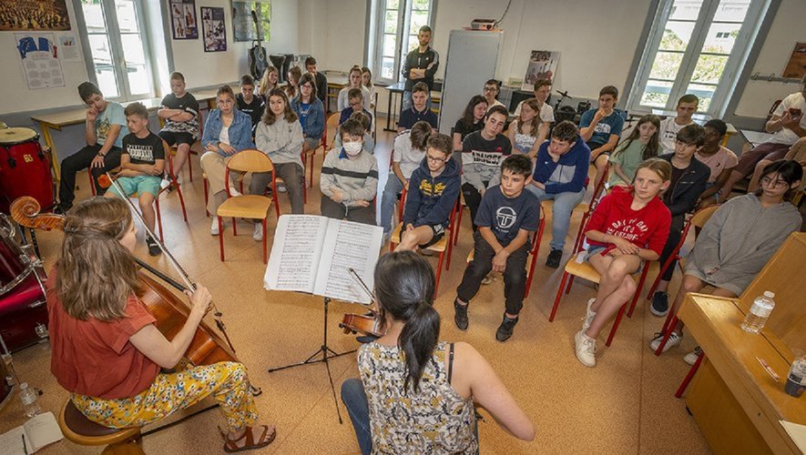 Les virtuoses du festival interviennent au long cours, comme ici, au collège de Mur-de-Barrez.