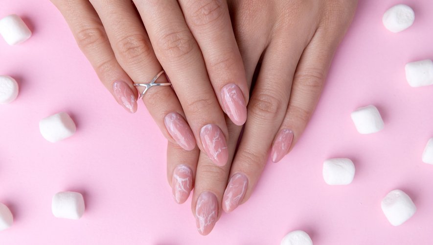 Le nail slugging est le nouveau soin tendance pour les ongles qui fait le buzz sur TikTok.