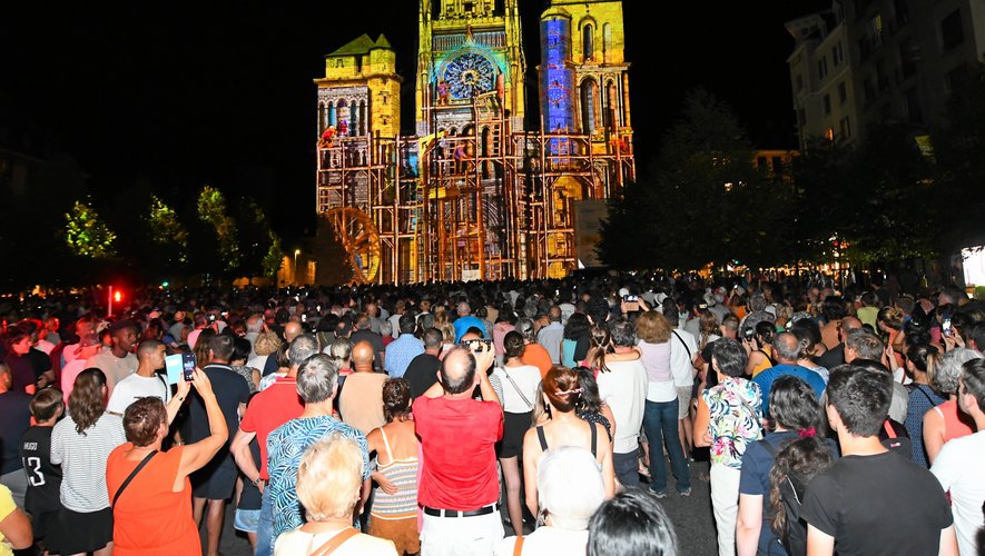 Les quatre premiers soirs, la place d'Armes était noire de monde devant la cathédrale de Rodez.