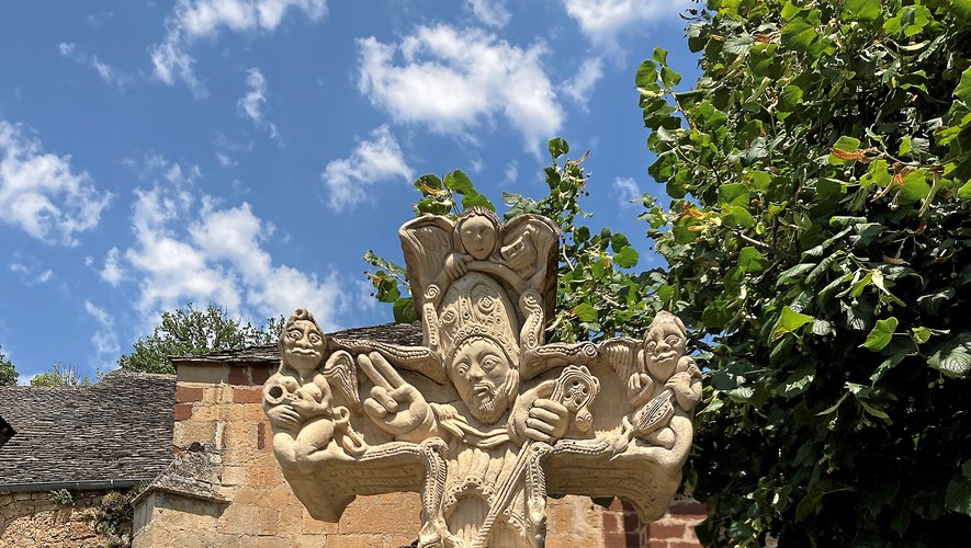 L'étrange croix contemporaine devant l'église de Saint-Austremoine.