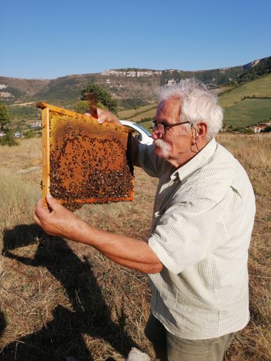 Jadis sur le plateau du Larzac, ses ruches se trouvent désormais sur les hauteursde Creissels.