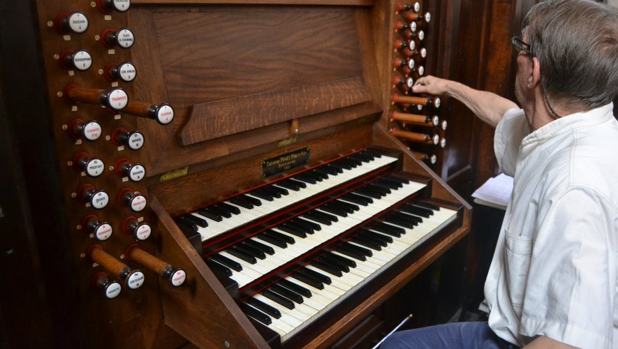 Georges Lartigau aux claviers de l’orgue de Saint-Amans.