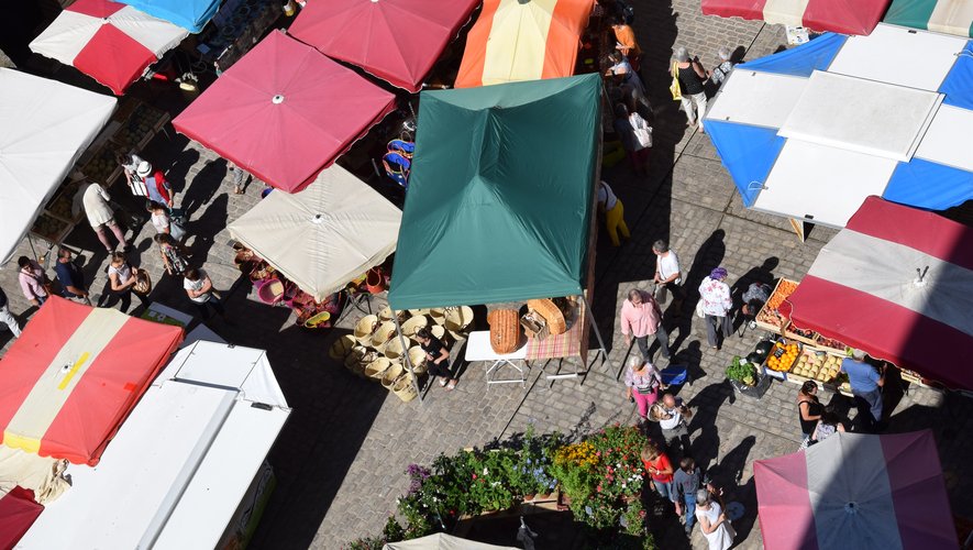 Le marché du jeudi matin à Villefranche-de-Rouergue du clocher de la collégiale