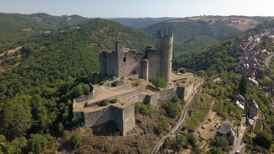 1. Le château et le villagede Najac