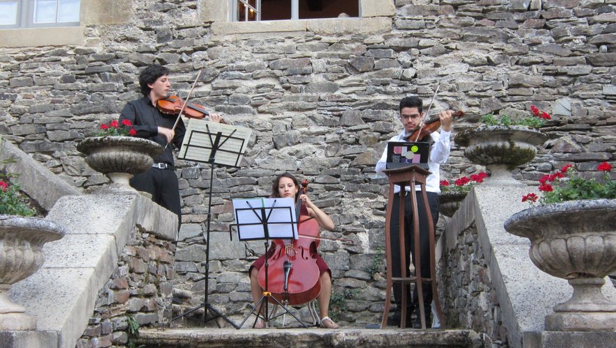 Les trois artistes ont joué à l’extérieur,au cœur du grand escalier en pierre.