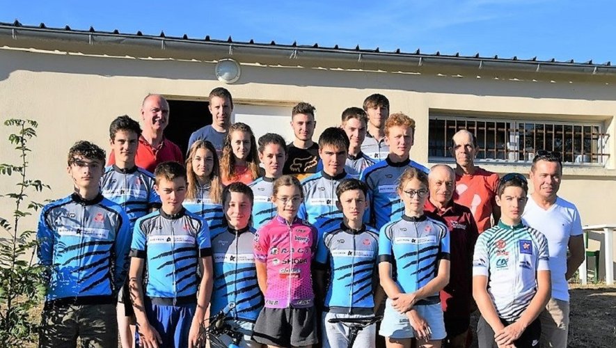 Les membres du Pôle Jeunes Aveyron VTT qui ont participé au stage organisé dans le village.