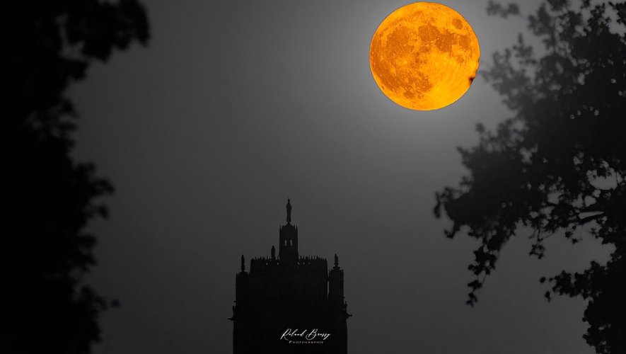 La dernière super Lune photographiée au-dessus de la cathédrale de Rodez dans la nuit du 13 au 14 juillet.