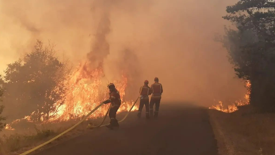 10 000 pompiers et personnels de la sécurité civile sont mobilisés en France contre les feux de forêts.