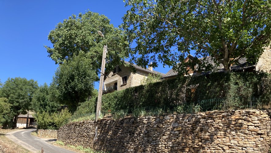Les sources de l’Aveyron, une église romane du XIIe siècle, des croix pour rappeler l’histoire chrétienne du territoire, le château de Sévérac qui trône sur  tout le tracé de la balade, des maisons caussenardes et des bâtiments agricoles : le tracé de la randonnée est un condensé de l’histoire de l’Aveyron.