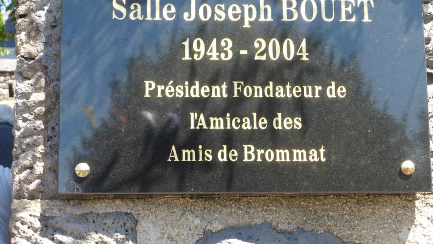 La plaque en mémoire deJoseph Bouet dévoilée par son épouse.