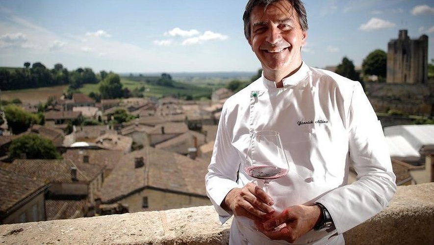 Yannick Alléno révèle encore davantage sa passion pour le vin en confiant ses conseils culinaires à la Table de Pavie, à Saint-Emilion
