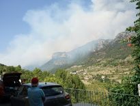 Le feu est observé depuis le village.