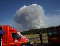 Les pompiers font face aux flammes à Mostuéjouls.
