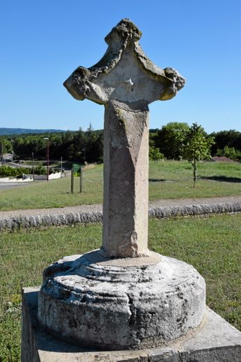 Des croix en pierre.