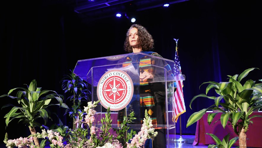 En 2021, lors du discours d’ouverture de la cérémonie de remise de diplômes du Norco College, l’université où Dominique Louisor enseigne.