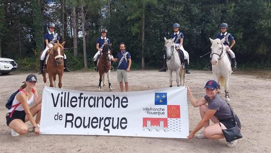 Les jeunes cavaliers ont portéhaut les couleurs de Villefranche. Photo  écuries Acoeur.