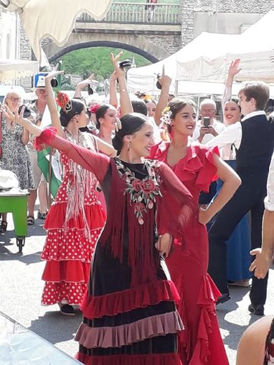 Une foire d’août animée en couleurs par les danseurs andalous