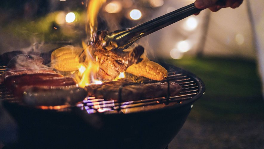 « S’il n’est pas interdit de faire un barbecue notamment chez soi, il est essentiel que chacun respecte scrupuleusement des consignes de prudence et soit très vigilant », rappelle le ministère de la Transition écologique.