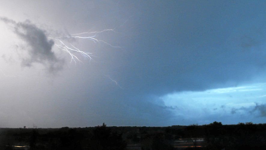 Les orages attendus en Aveyron devraient s'accompagner de fortes rafales de vent entre 60 et 70 km/h, pouvant atteindre localement 100 km/h.