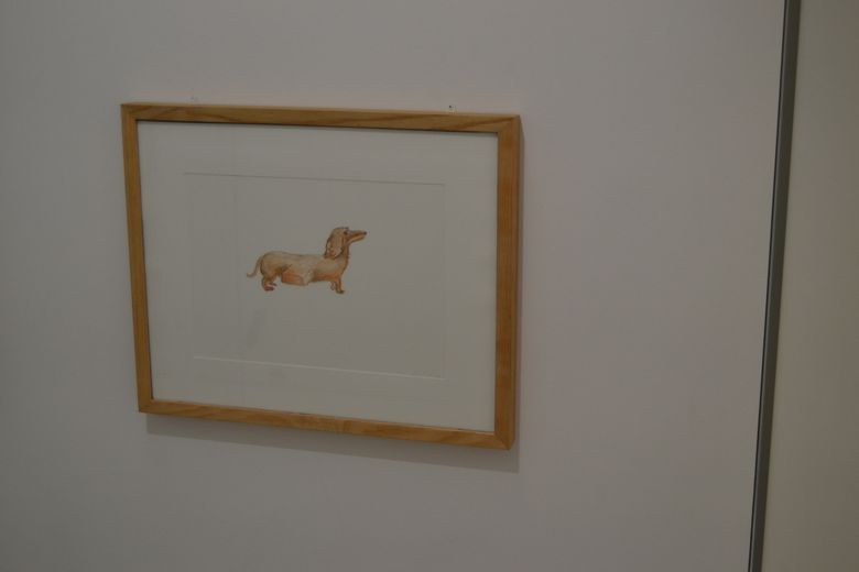 Dog That Swallowed a Letter Box (Chien qui a avalé une boîte aux lettres), 2006 d'Erwin Wurm