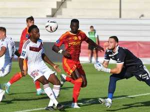 Football : Joseph Mendes (Rodez) évacué par les secours après un malaise à l'entraînement