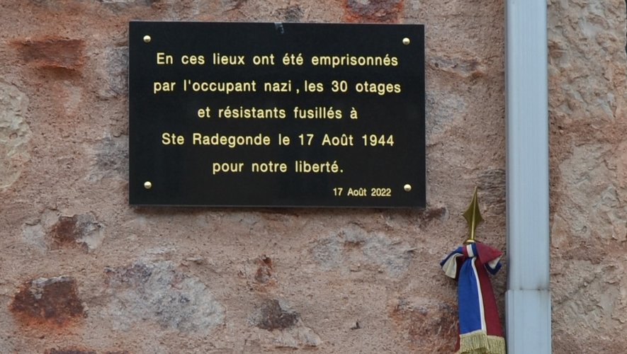 La plaque rappelant le lieu d’emprisonnement et le départ des trente fusillés de Sainte-Radegonde.