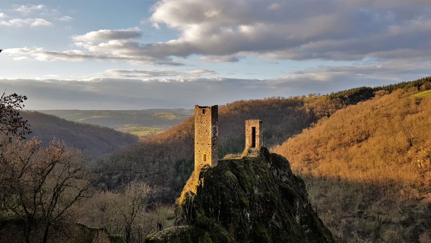 Le Roc del Thaluc est le plus emblématique vestige de Peyrusse. Sur un rocher perché à 150 mètres, se dressent les deux tours du Castel Redon (XIe siècle).
