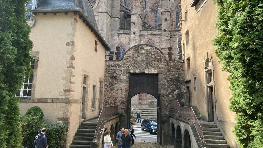 Le public entre avec plaisir au sein de la cour d'honneur, alors que le palais reste fermé au public. 