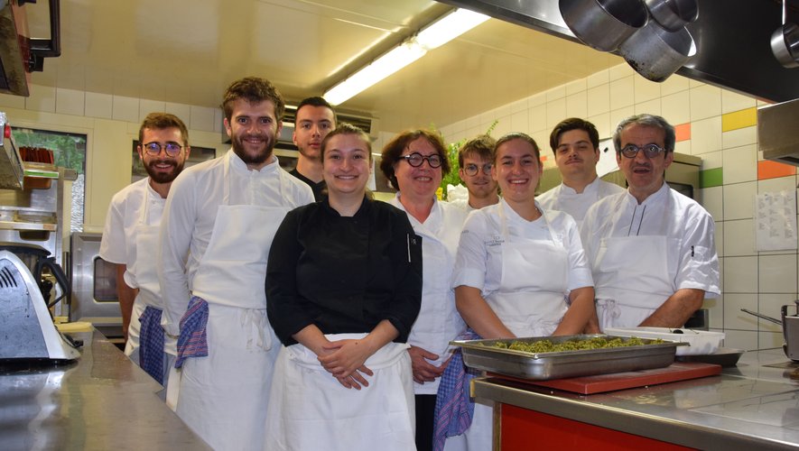 Entre salle et cuisine, l’équipe se compose d’une quinzaine d’employés, dont beaucoup sont originaires de l’Aveyron.
