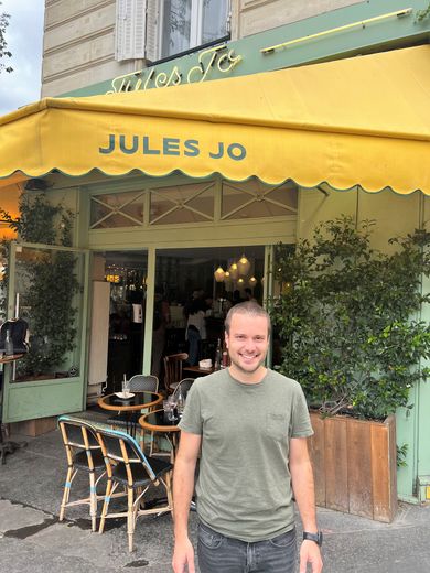 Vivien Mathieu devant le Jules Jo, le nouveau QG du 18e arrondissement de Paris situé au 28 de la rue Hermel	 VM